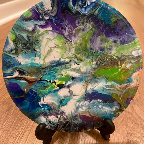 Acrylic paint pour on wood disk - Picture 10 of 11